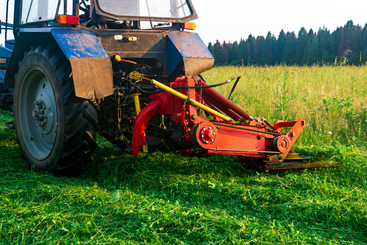 traktor kosi trawę